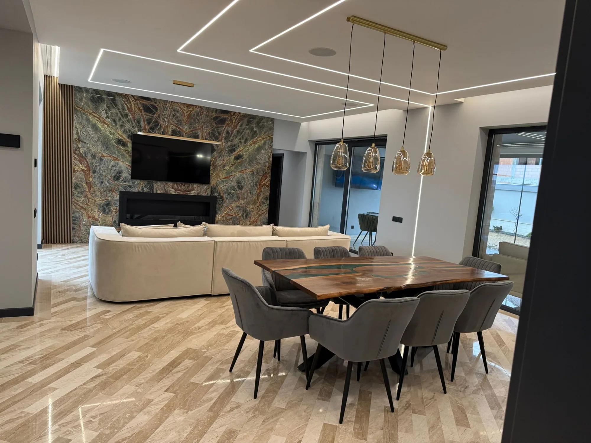 Living placat cu marmură exotică — lucrare Archstone